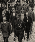 Joseph Goebbels (vorne links) und Viktor Lutze (vorne rechts) am Parteitag in Weimar 1926