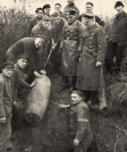 Häftling Wilhelm Recks beim Entschärfen von Bomben (im Bildvordergrund unten)
