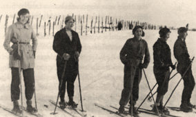 Links: Else Wupperfeld (Jg. 1910): Mitglied im AM-Apparat; flüchtet 1935 nach Norwegen (Bild 1930)